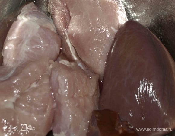 Для террина подойдет не очень жирная свинина, лопатка или окорок. Печень можно взять телячью. 