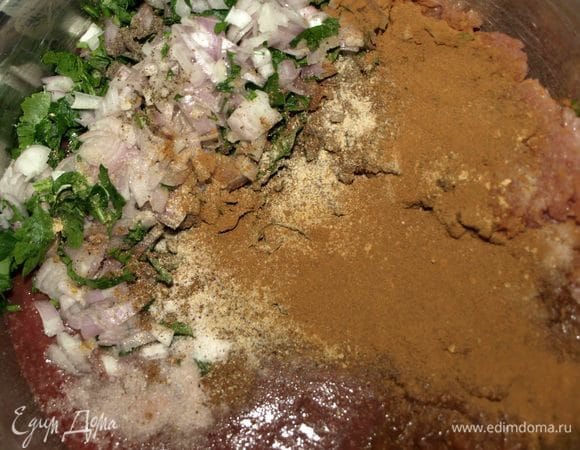 Лук очистить. Мелко порубить петрушку и лук. Добавить к мясным ингредиентам. Добавить корицу, перец, соль, мускатный орех, имбирь. 