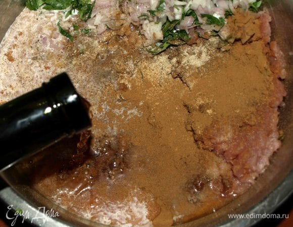 Добавить сливки и вино. Все хорошо перемешать.