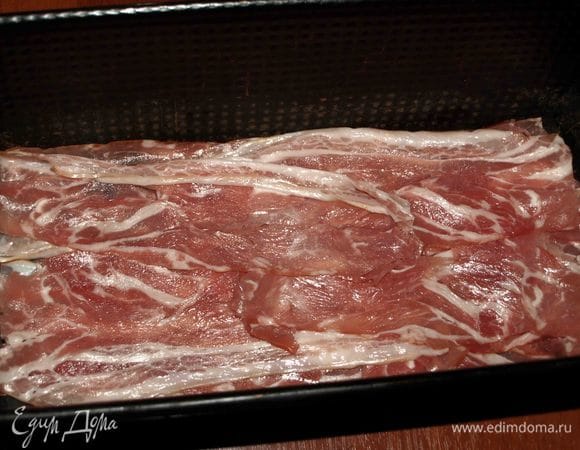 Дно формы застелить фольгой (у меня форма-буханка на 900 г), выкладываем бекон. 