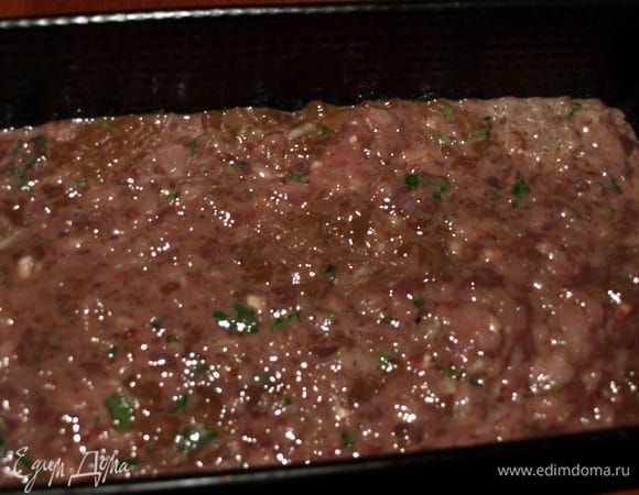 Выкладываем сверху фарш. 
