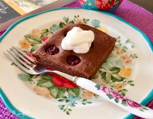 Готовый пирог достать из формы, остудить на решетке и подавать.