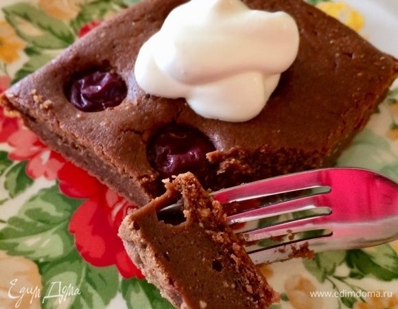 Подавать пирог можно со сметаной, со взбитыми сливками или с шариком мороженого. Приятного аппетита!