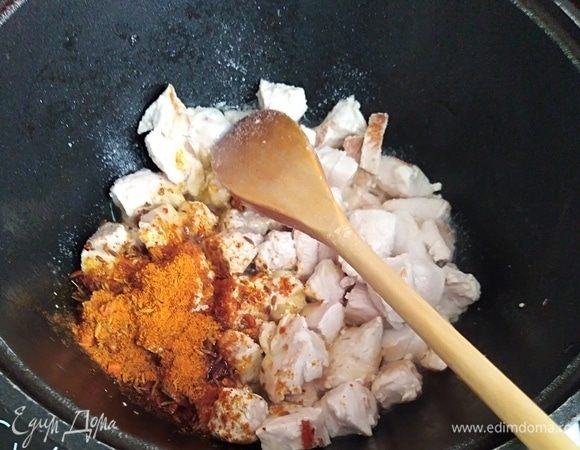 Разогреть в чугунке растительное масло. Филе индейки нарезать небольшими кубиками. Обжарить филе до золотистого цвета около 10 минут. Посолить, добавить приправу для плова. 