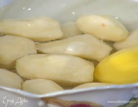 Топинамбур и картофель почистить, нарезать крупными кусками, залить водой, влить лимонный сок и дать постоять.