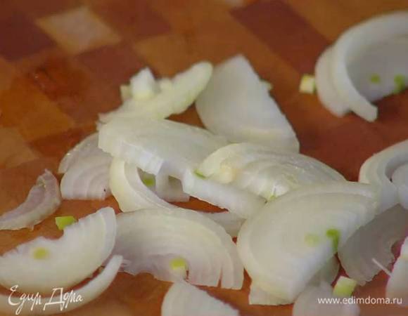 Лук почистить и нарезать полукольцами.