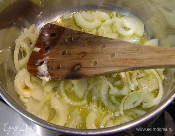 Разогреть в большой кастрюле оливковое и сливочное масло и томить лук до прозрачности.