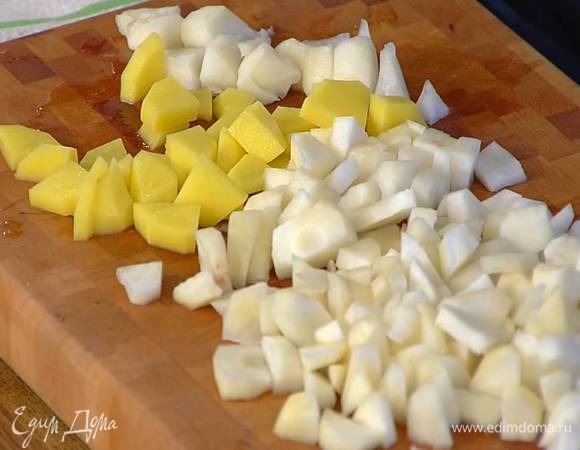 Топинамбур и картофель нарезать маленькими кусочками, выложить к луку, все перемешать и обжарить.