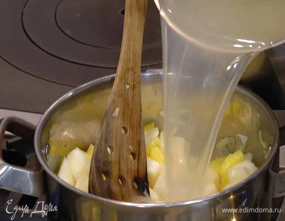 Горячий бульон влить в кастрюлю, так чтобы овощи были покрыты, и варить 25 минут до готовности овощей.