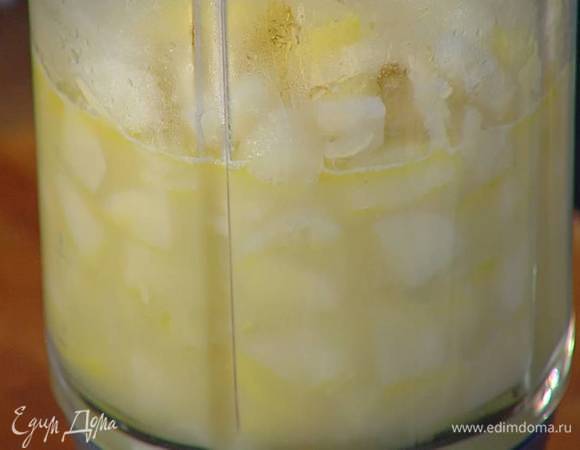 Готовый суп посолить, влить сливки и взбить в блендере в пюре.