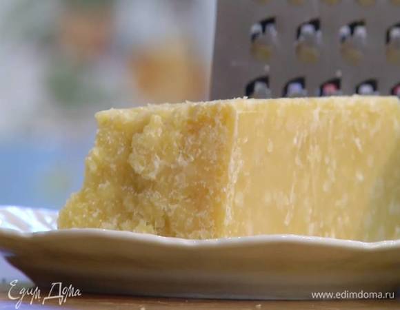 Сыр натереть на крупной терке, половину добавить к супу и все еще немного взбить.