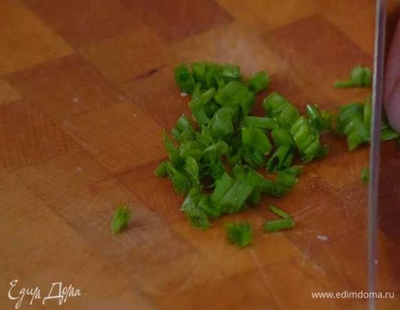Шнитт-лук мелко порубить.
