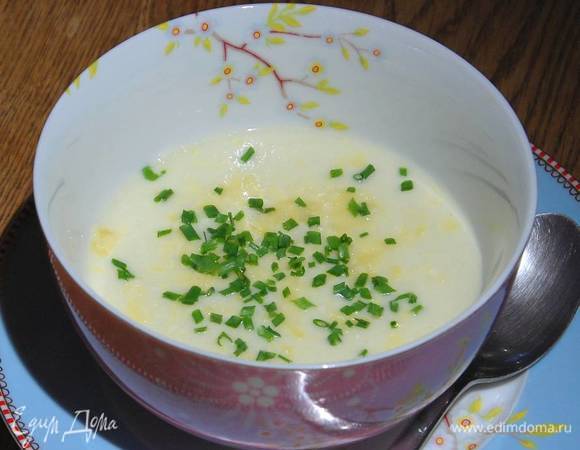 Суп разлить в тарелки, украсить оставшимся сыром и шнитт-луком.