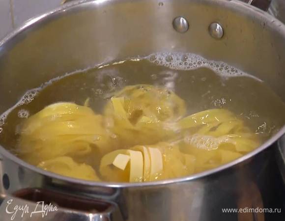 Макароны отваривать в подсоленной воде на 1 минуту меньше, чем указано на упаковке, затем воду слить и сохранить.