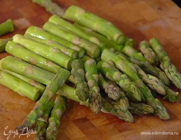 Спаржу, отломив грубые черенки, разрезать пополам.
