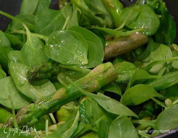 Разогреть в глубокой сковороде оливковое масло и обжаривать спаржу 3‒4 минуты, затем добавить шпинат, все перемешать и выключить огонь, добавить измельченный пеперончино, посолить и поперчить.