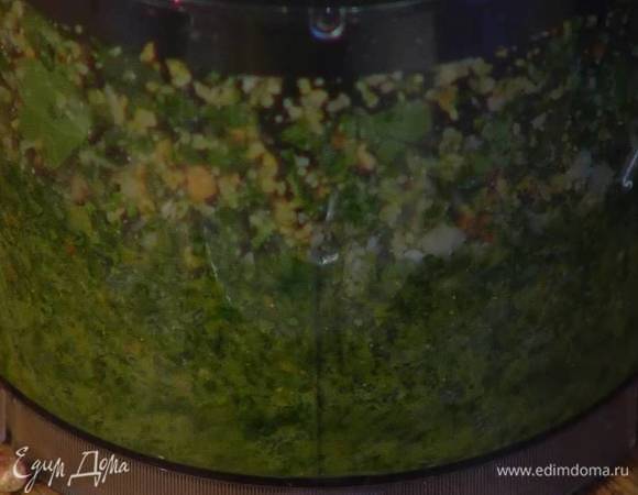 Приготовить соус песто: 50‒70 г пармезана натереть на крупной терке и поместить в чашу блендера, добавить кедровые орехи, чеснок, петрушку, базилик, влить оливковое масло Extra Virgin и все взбить.