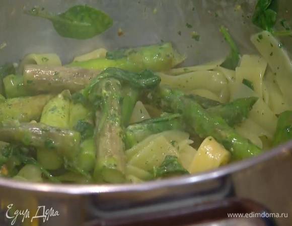 Горячие макароны вернуть в кастрюлю, добавить спаржу со шпинатом, поместить на огонь, добавить 1 ст. ложку соуса песто, влить 3‒4 ст. ложки воды, в которой варились макароны, и все немного прогреть.