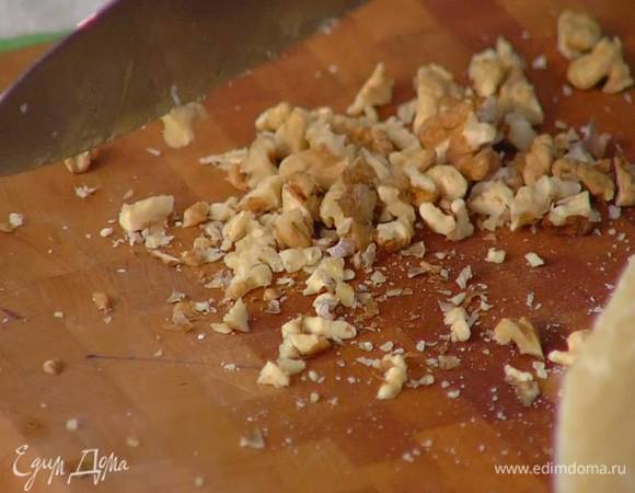 Грецкие орехи порубить ножом.