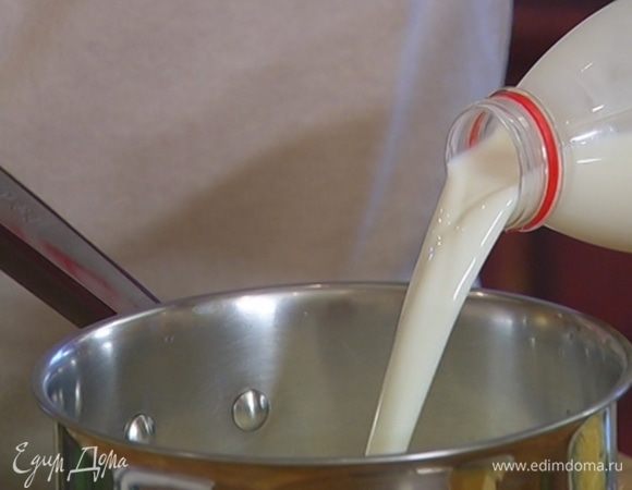 Молоко слегка подогреть в небольшой кастрюле.