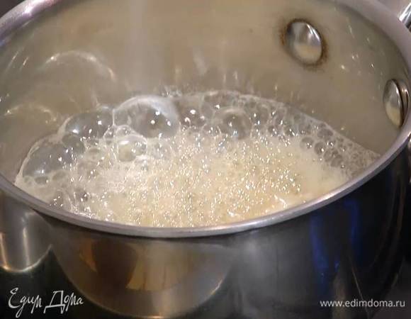 Отлить 2 ст. ложки молока в другую кастрюлю, всыпать сахар и на небольшом огне сварить карамель.