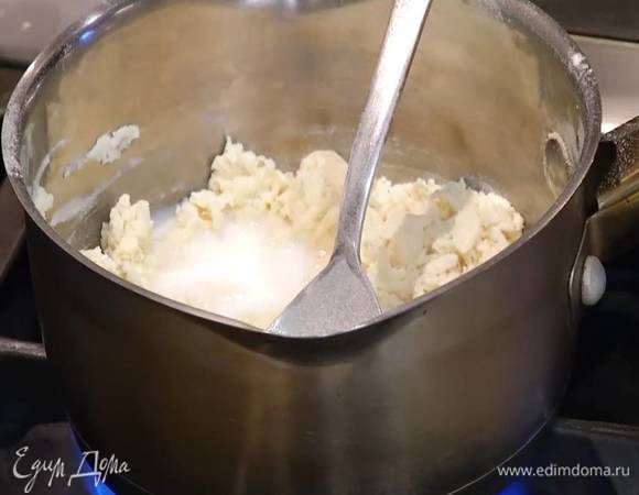 Отлить 2 ст. ложки молока еще в одну кастрюлю, всыпать муку и все вымешать.