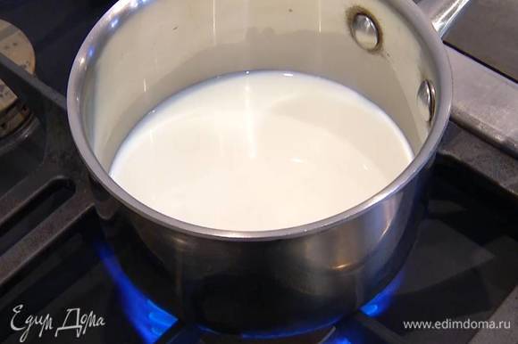 Оставшееся молоко прогреть, чтобы оно не кипело, но было горячим.