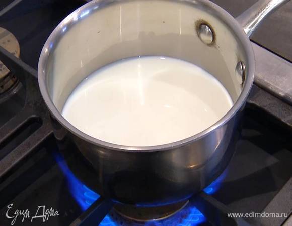 Оставшееся молоко прогреть, чтобы оно не кипело, но было горячим.