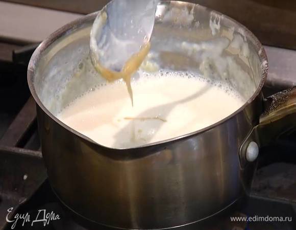 Кастрюлю с мукой поместить на огонь и порциями вливать горячее молоко, каждый раз вымешивая, затем влить молочную карамель, помешивая, прогреть все еще немного, снять с огня и слегка остудить.