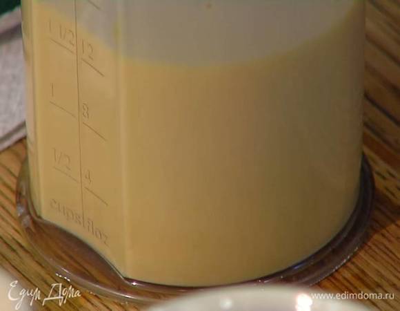 Желтки вместе с молочной массой взбить блендером с насадкой-венчиком, затем добавить 30 г предварительно размягченного сливочного масла и взбить все в гладкую массу.