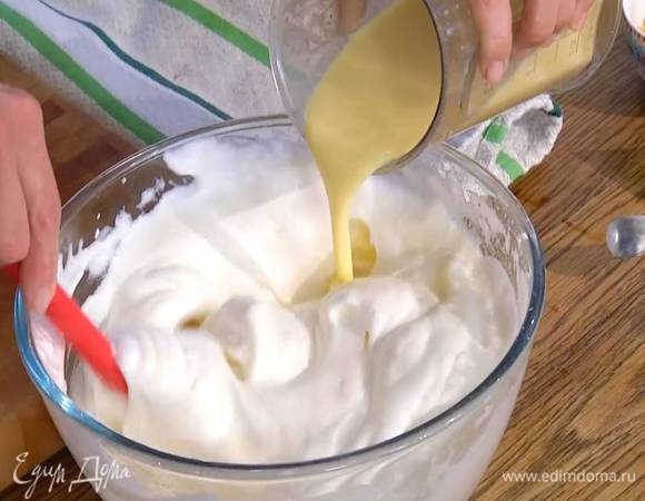 Белки взбить блендером с насадкой-венчиком, влить уксус, ванильный экстракт и, всыпая по ложке сахарную пудру, продолжать взбивать, пока не получится плотная, пышная масса, затем, вымешивая лопаткой, влить взбитые желтки.