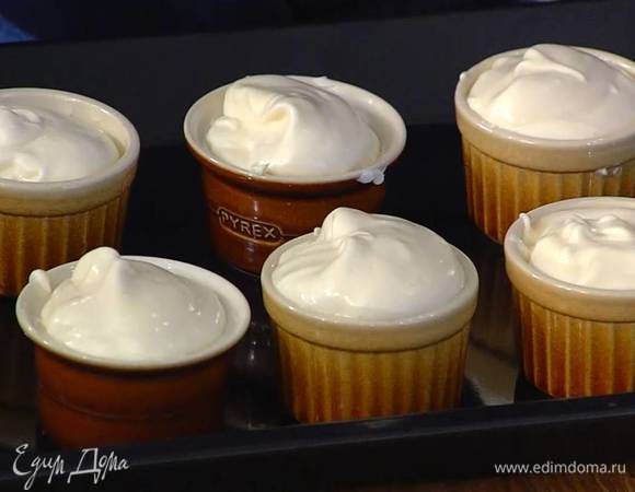 Небольшие керамические формы смазать оставшимся сливочным маслом, разложить в них цукаты и влить сливочную массу, затем поместить в глубокий противень, наполовину заполненный горячей водой, и выпекать разогретой духовке 16‒20 минут в зависимости от мощности духовки.