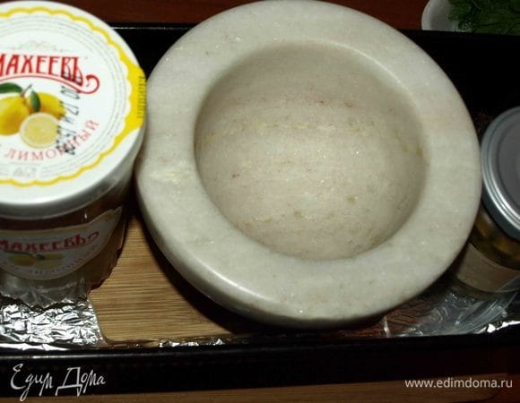 Накрываем террин фольгой, сверху кладем дощечку и ставим гнет. Даем полностью остыть и ставим в холодильник на сутки (можно на 3 суток). 