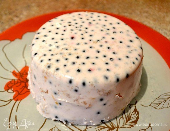 Желатин заливаем молоком и убираем в сторону на 1 час. Творог обезжиренный, сметану и сахар с помощью миксера превращаем в однородную массу. Разбухший желатин нагреваем на огне до 50–60°С, но ни в коем случае не даем закипеть, смешиваем с творожной массой.
Добавляем ягоды (у меня — черная смородина и банан), нарезанный кусочками банан, нарезанный кусочками бисквит, заливаем в любую емкость (у меня силиконовая форма или любую емкость, застелив пленкой) и убираем в холодильник на 4–5 часов.