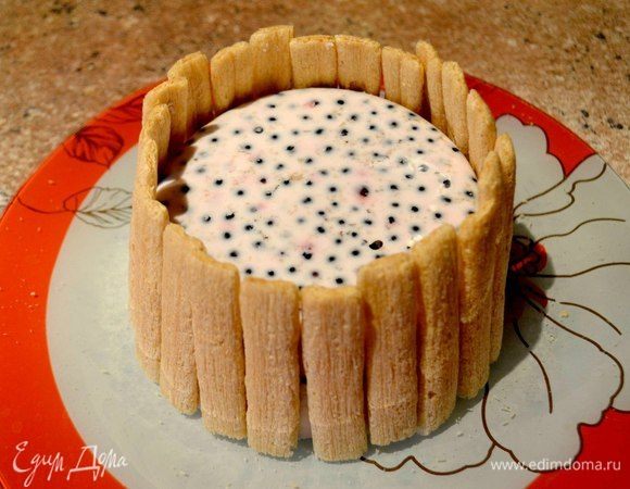 Далее достаем наш бланманже и украшаем на свой вкус!
У меня по кругу украшен трубочками, что придало десерту форму корзинки.