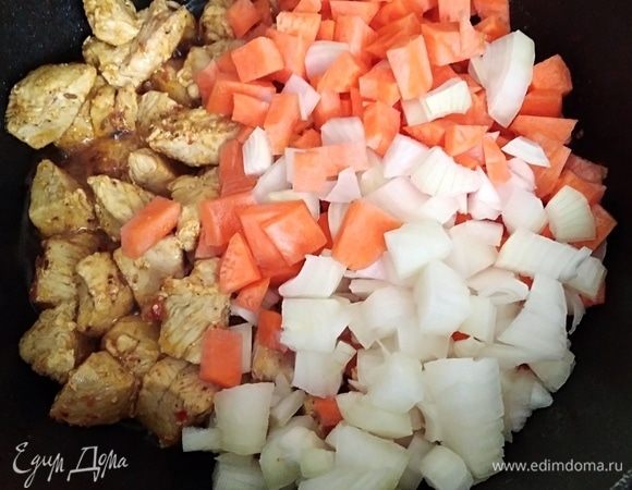 Лук и морковь почистить и нарезать кубиками. Добавить к мясу и готовить 5 минут вместе. 