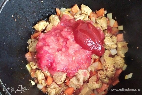 С помидоров снять кожицу и натереть на крупной терке. Добавить к мясу помидоры и томатную пасту. Готовить все вместе 10 минут.