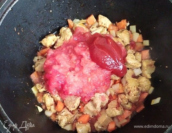 С помидоров снять кожицу и натереть на крупной терке. Добавить к мясу помидоры и томатную пасту. Готовить все вместе 10 минут. 