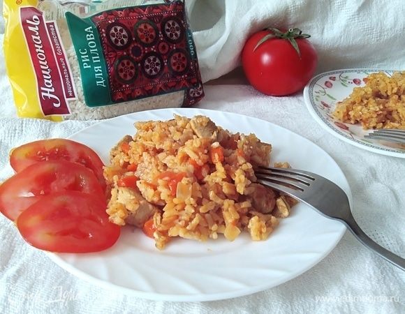 Очень ароматный, с легкой кислинкой от помидоров, некалорийный плов на столе. Приятного аппетита! 