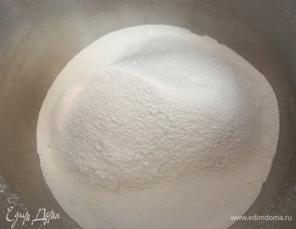 Приготовить тесто. Муку перемешать с разрыхлителем, просеять. 
