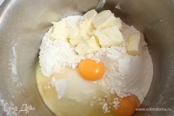 Добавить мелкий сахарный песок, ванильный сахар, яйца, сливочное масло.
