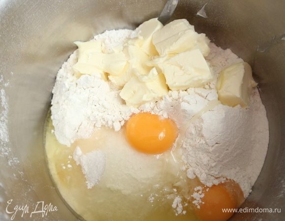 Добавить мелкий сахарный песок, ванильный сахар, яйца, сливочное масло. 