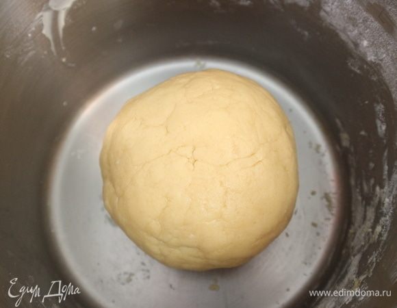 Замесить на посыпанной мукой поверхности однородное тесто, скатать в шар, завернуть в пленку, убрать в холодильник минут на 30–40.