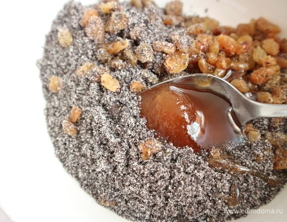 Маковый слой. Маковую начинку, у меня здесь готовая маковая начинка, смешать с  жидким медом, добавить изюм (чуть подсохший изюм предварительно замочить на 10 минут в кипятке, откинуть на сито, просушить с помощью полотенца). Если у вас нет маковой начинки, ее можно приготовить: взять 125 граммов пищевого мака, размолоть в кофемолке, залить 60 граммами горячего молока, дать постоять минут 15. Добавить 25 граммов мягкого сливочного масла, 40 граммов сахара, для лучшего соединения ингредиентов при необходимости добавить 1 яйцо. 