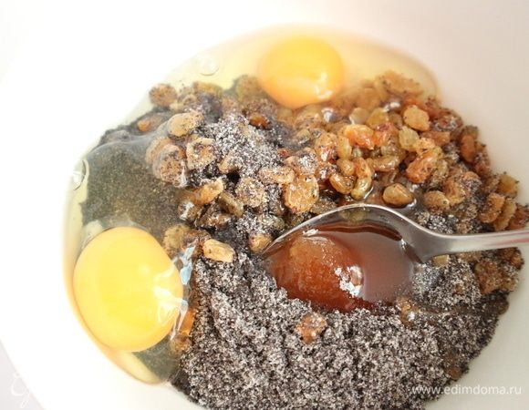 Затем добавить яйца, перемешать. 