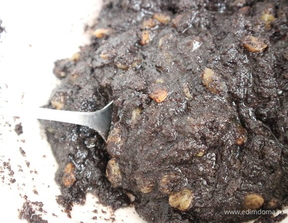 Смесь должна полностью пропитаться медом, яйцами.