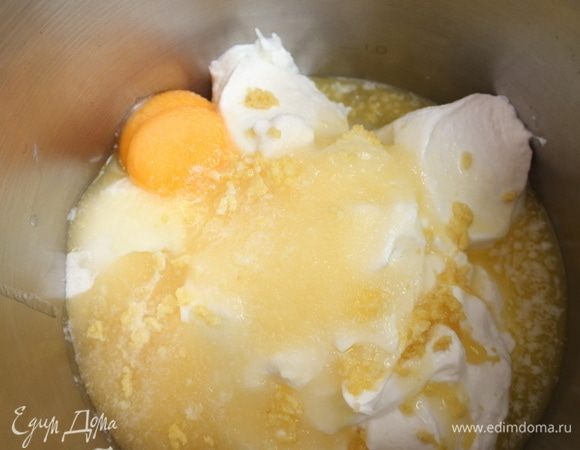 Добавить растопленное и остывшее сливочное масло.