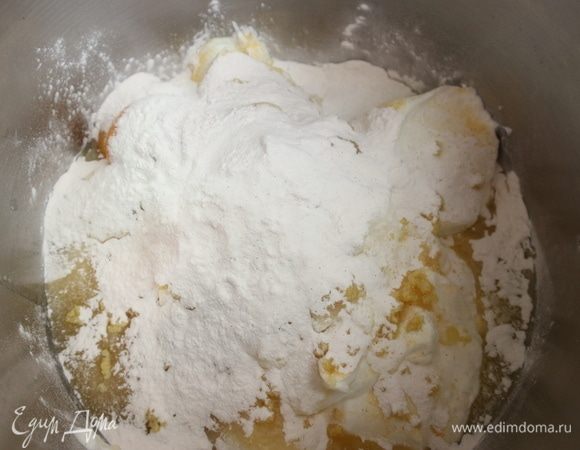 Добавить сухую смесь для ванильного пудинга (35 г).