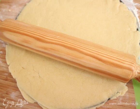 Тесто вынуть из холодильника, разделить на две неравные части, из большей части раскатать круг на донышке формы, слегка смазанном оливковым маслом, смазать маслом и бортики формы. Надеть бортовую часть, убрать в холодильник. 