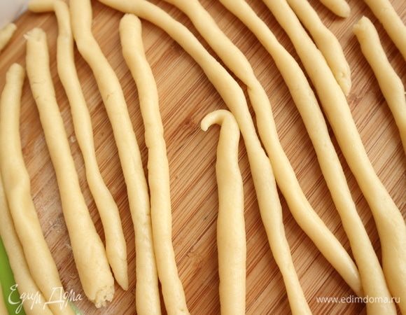 Из оставшейся части теста скатать тонкие жгутики, которые понадобятся для решетки на пироге. 